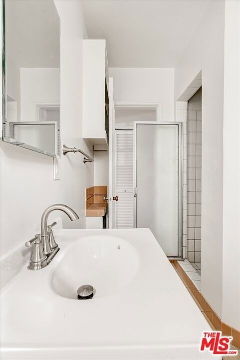 142 N Hamilton Drive - Photo 5