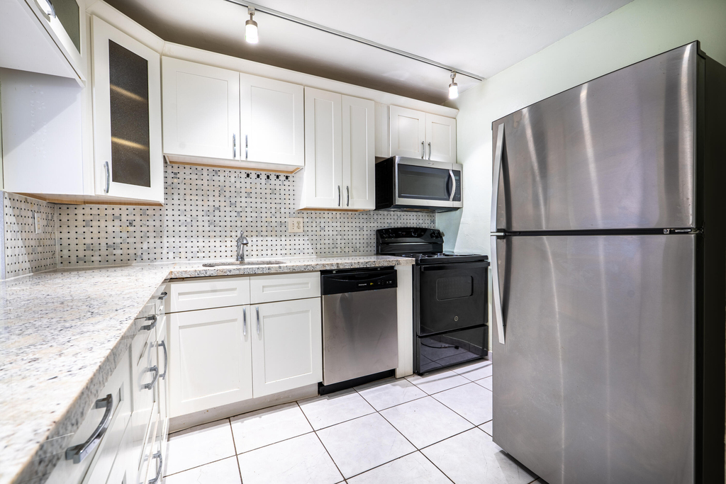2200 E Hallandale Beach Boulevard - Photo 12