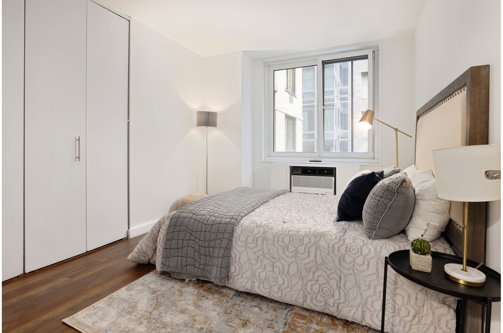 230 W 55th St - Photo 2