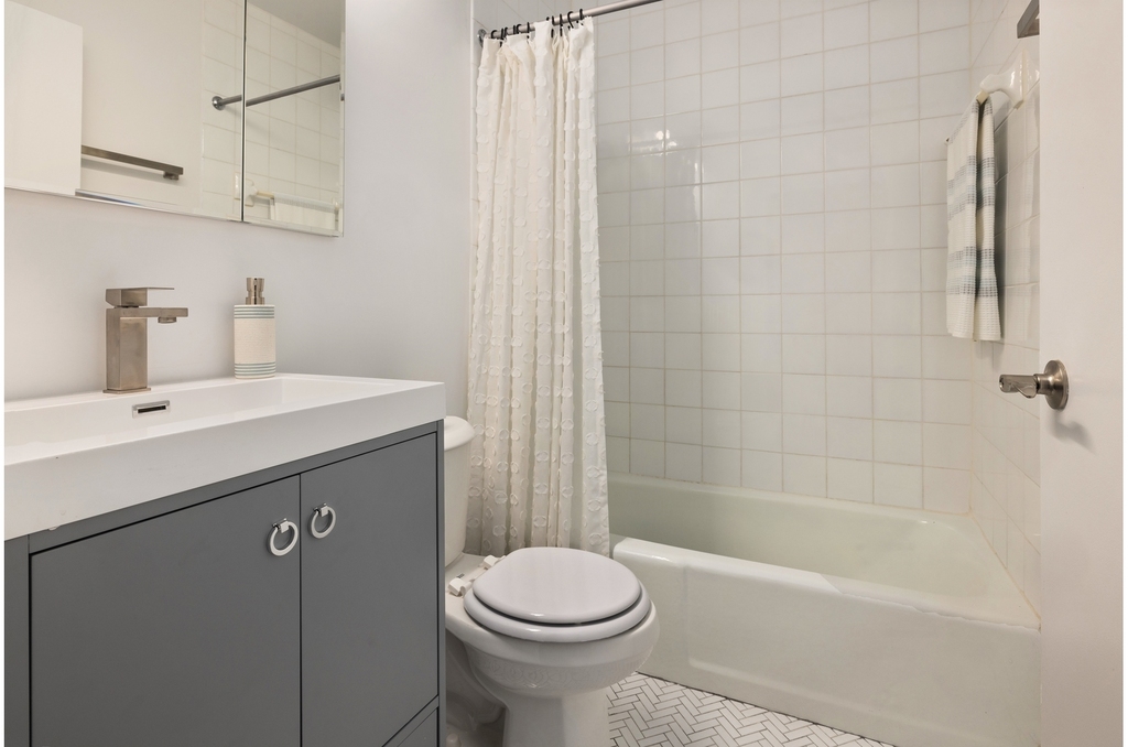230 W 55th St - Photo 4