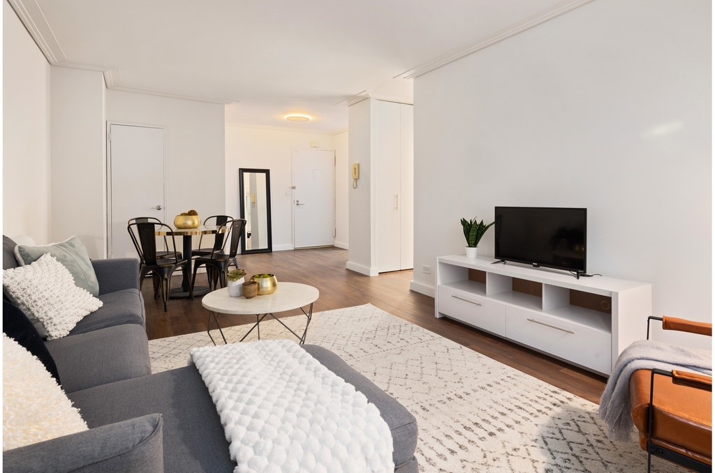 230 W 55th St - Photo 1