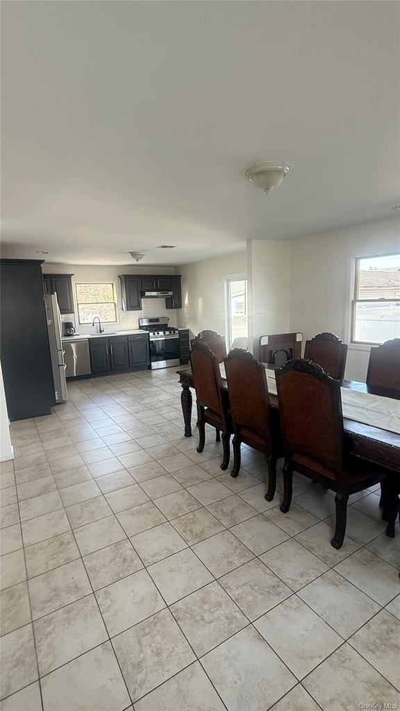 1318 Post Avenue - Photo 7