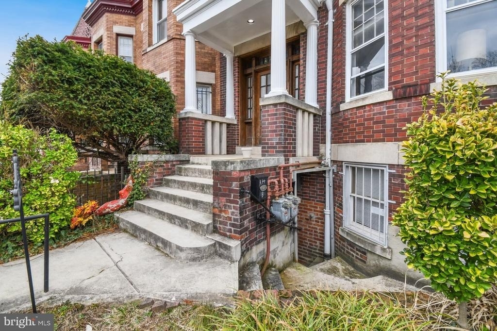 1118 Girard Street Nw - Photo 2