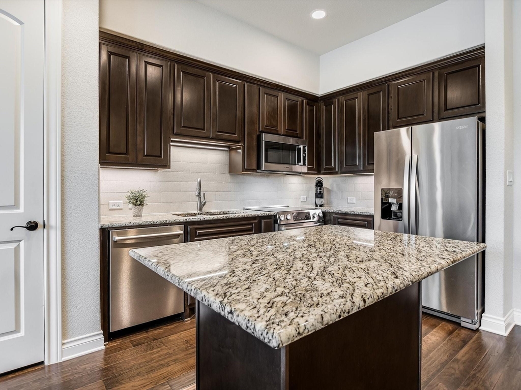 102 Bella Toscana Ave - Photo 3