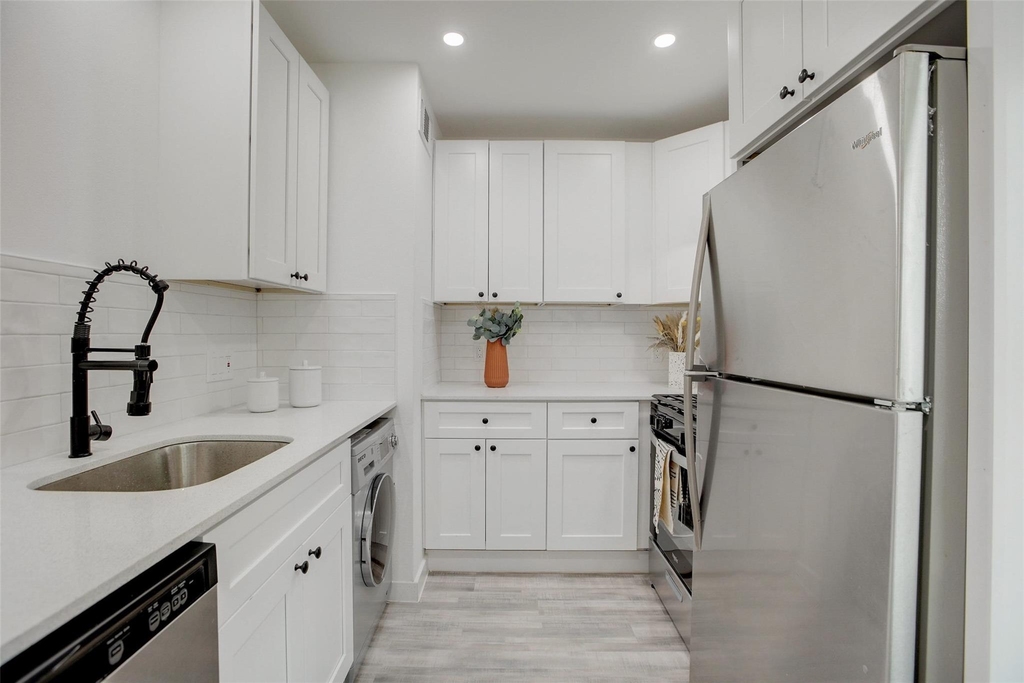 1200 E 52nd St - Photo 4