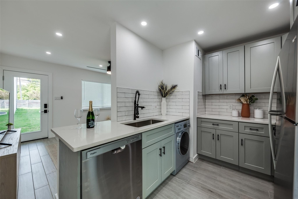 1200 E 52nd St - Photo 7