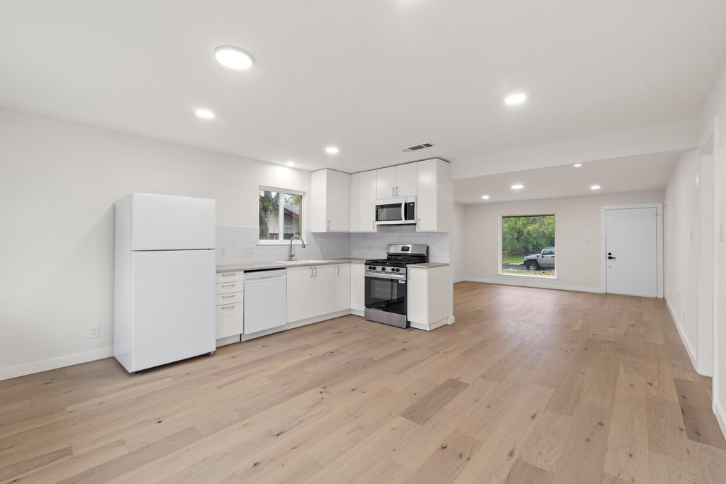 902 Warrington Dr - Photo 6