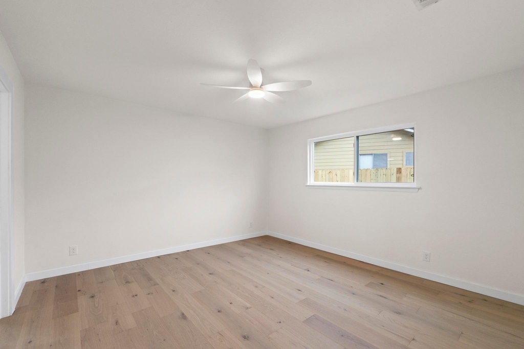 902 Warrington Dr - Photo 13