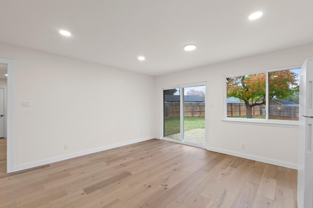 902 Warrington Dr - Photo 8