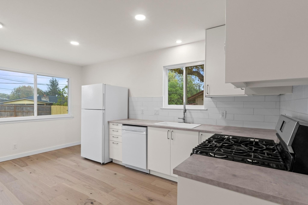 902 Warrington Dr - Photo 4