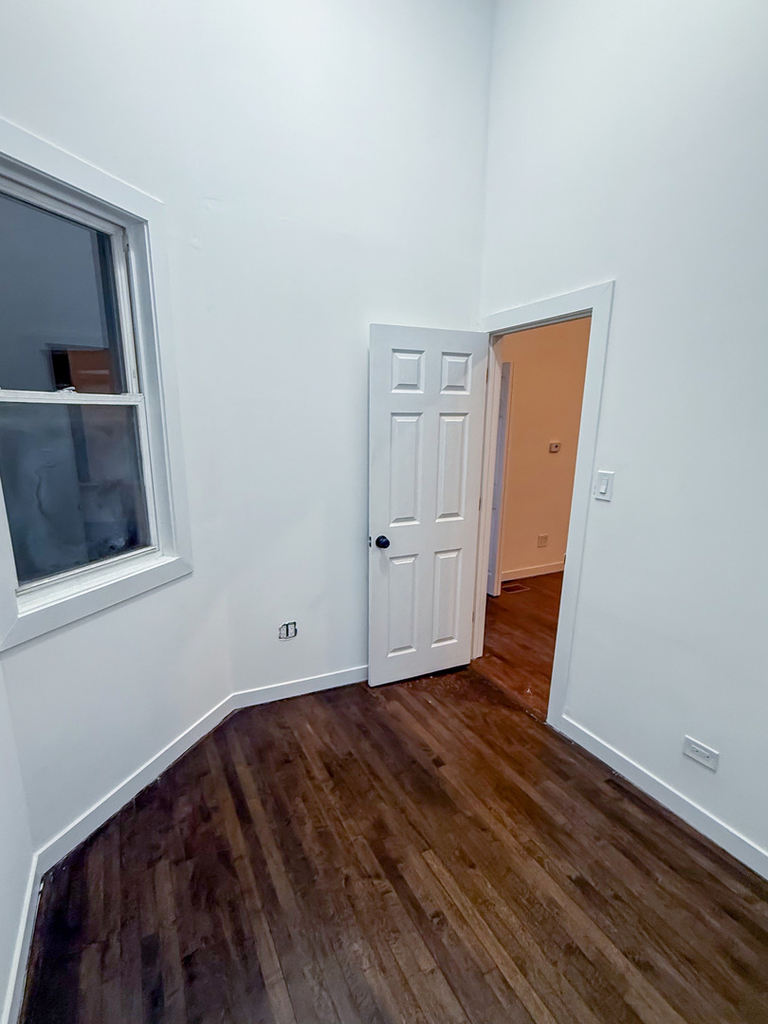 8714 S Commercial Avenue - Photo 3