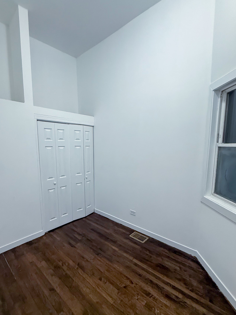 8714 S Commercial Avenue - Photo 2