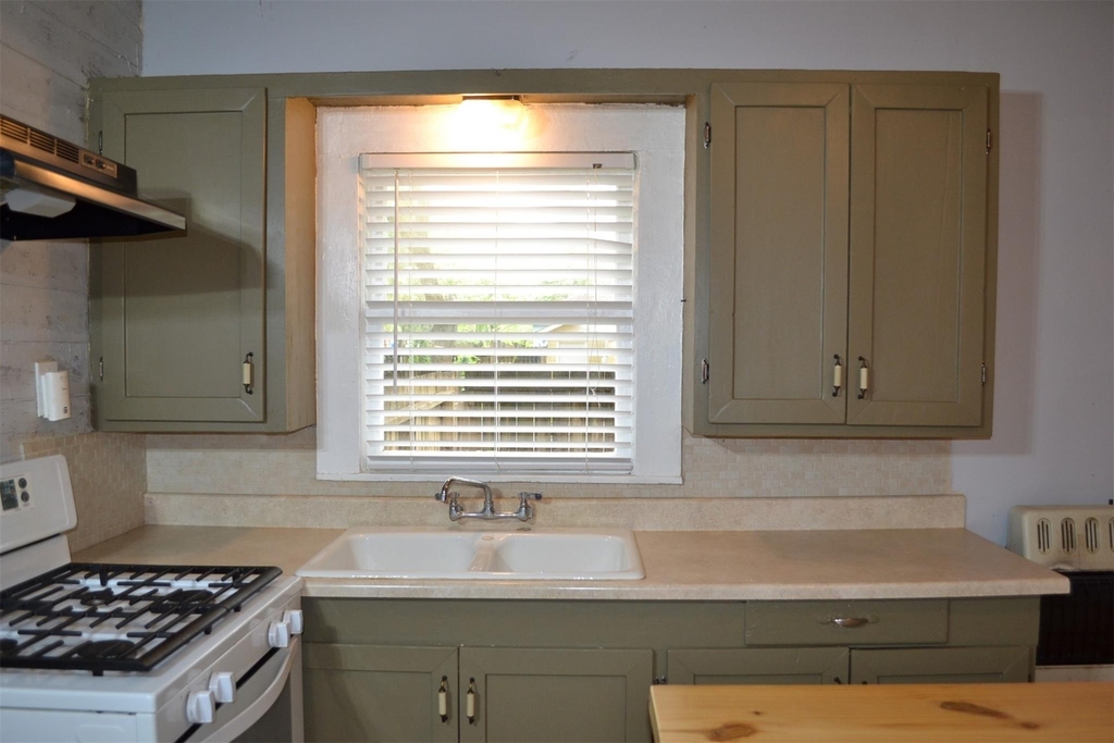 104 S Beauregard Street - Photo 1