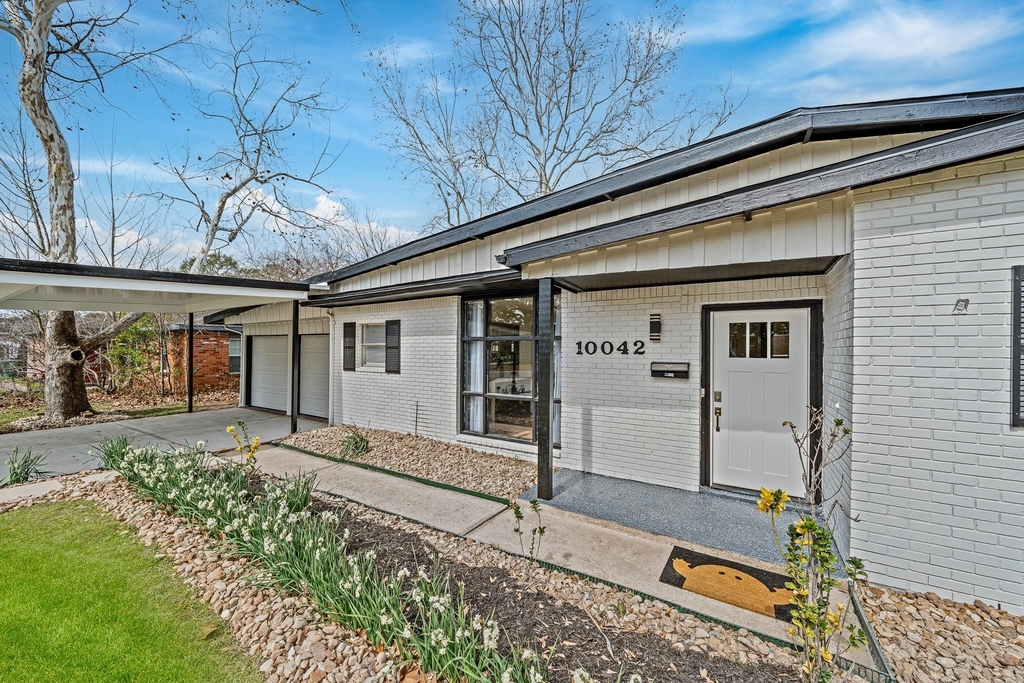 10042 Lazy Oaks Street - Photo 1