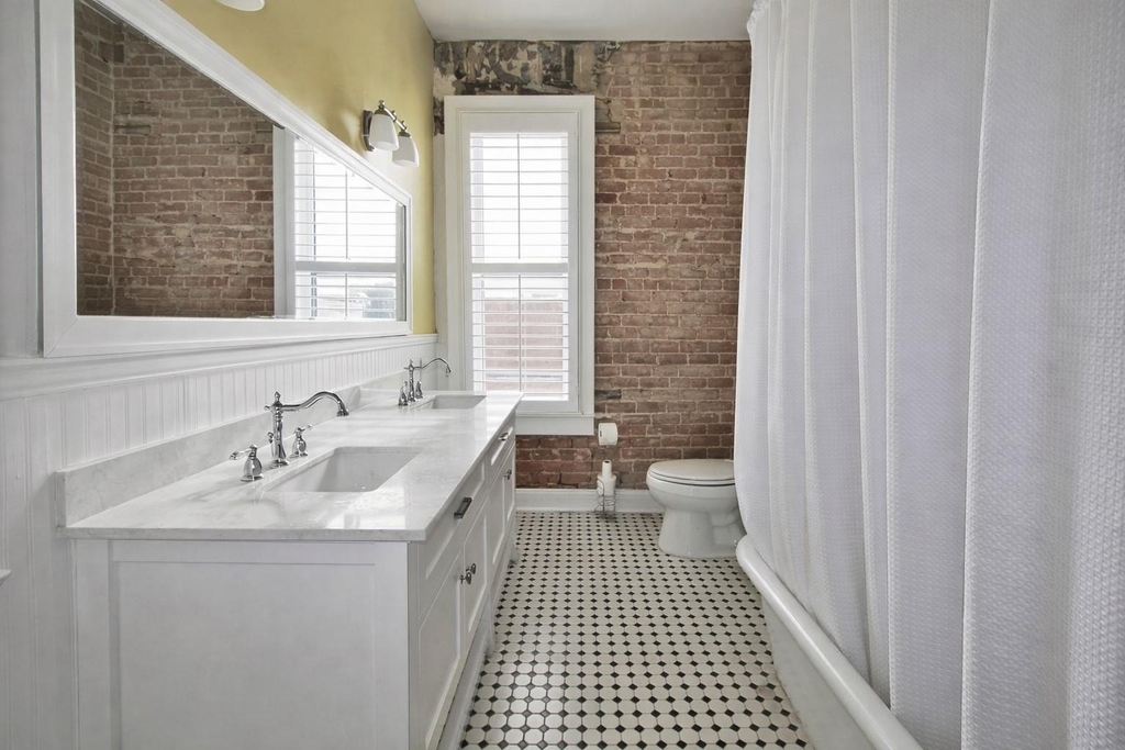 211 Milam - Photo 2