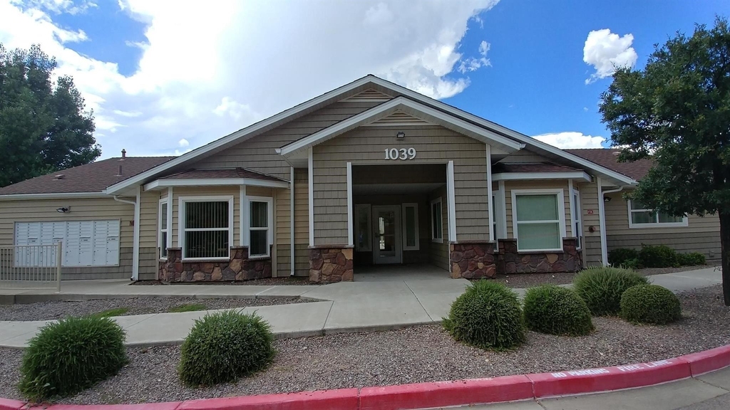 1039 E Saguaro Dr - Photo 1