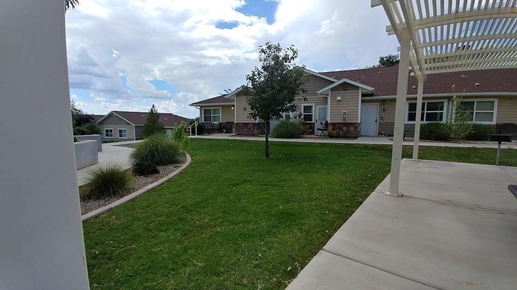 1039 E Saguaro Dr - Photo 2