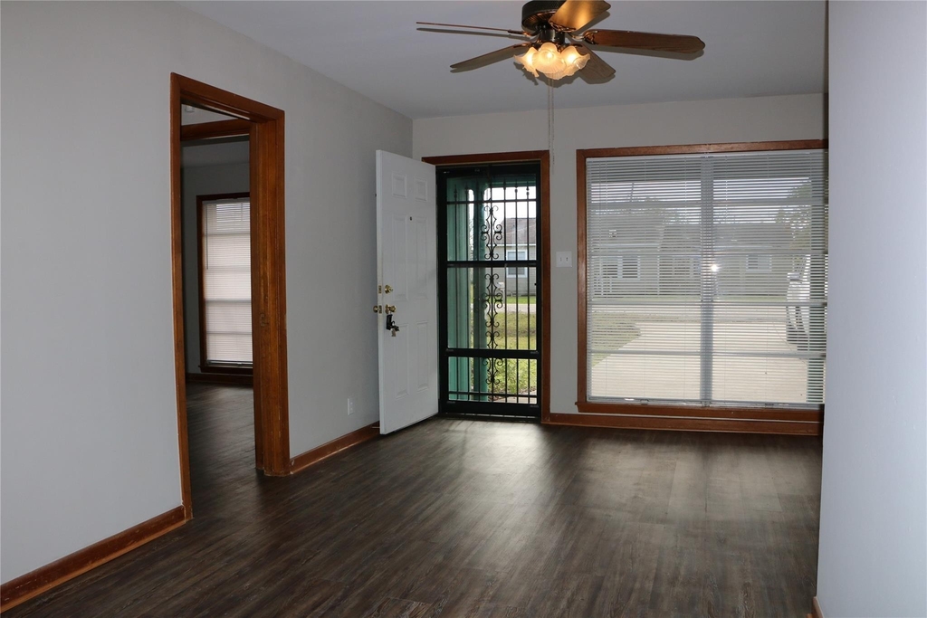 710 W 7th Street - Photo 17