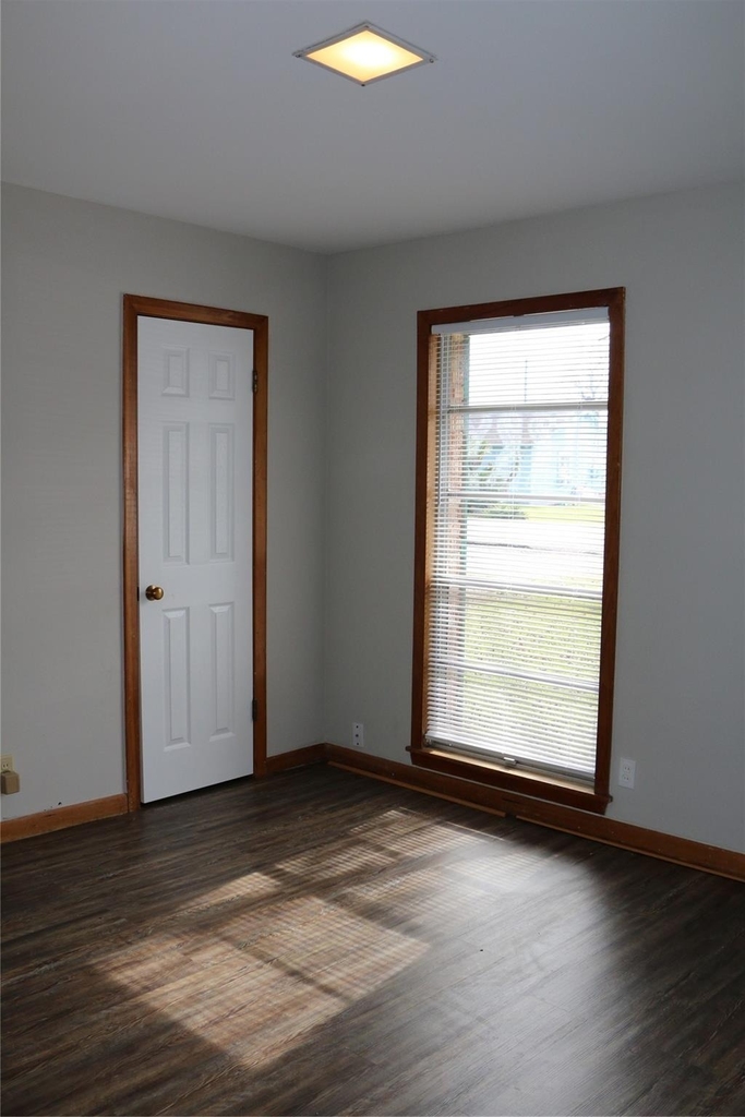 710 W 7th Street - Photo 8