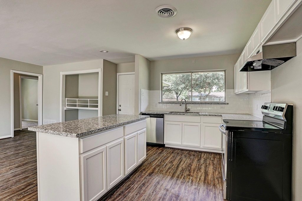1803 Jones Street - Photo 2