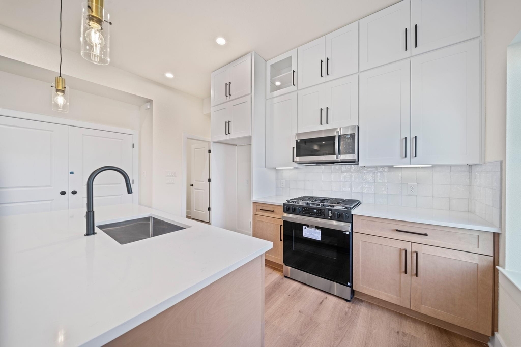 234 E 39th Street - Photo 5