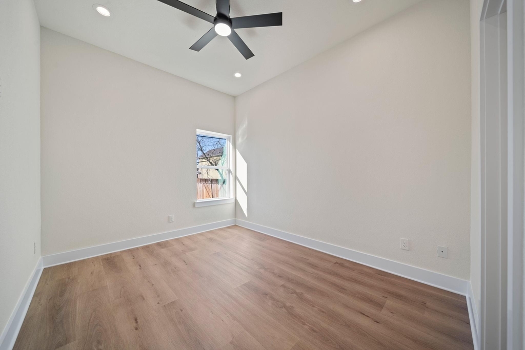 234 E 39th Street - Photo 16