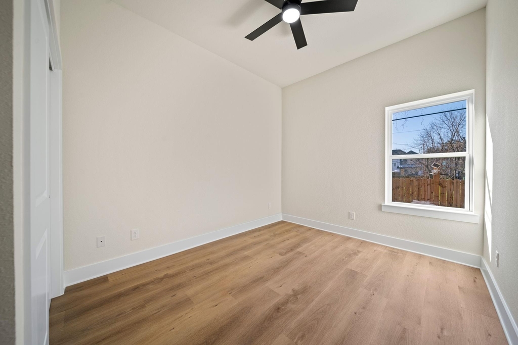 234 E 39th Street - Photo 14