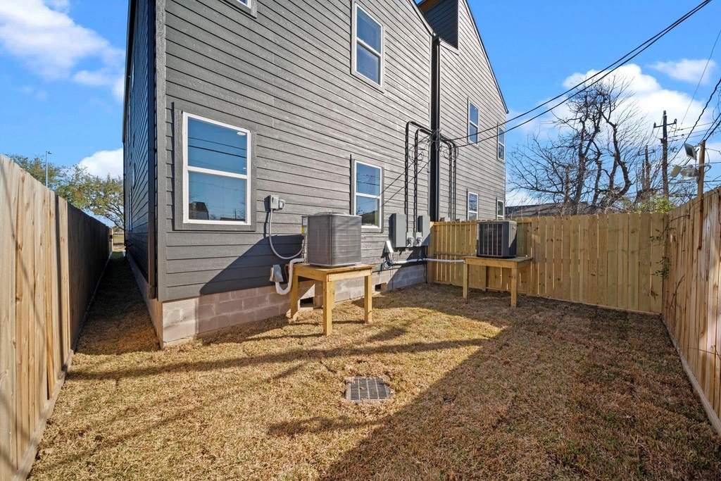 234 E 39th Street - Photo 9