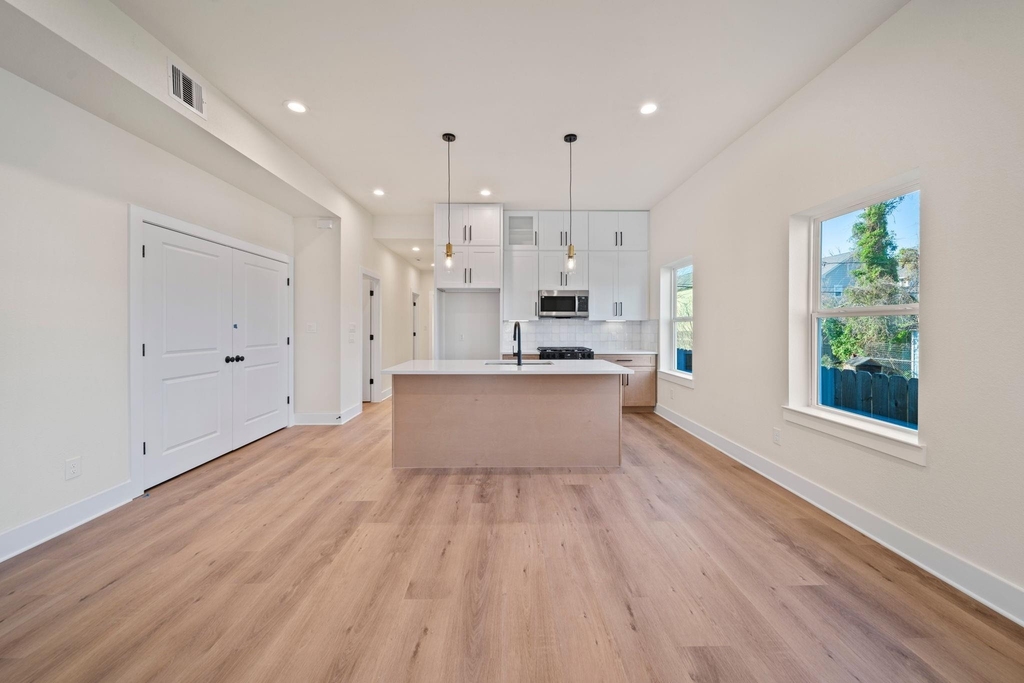 234 E 39th Street - Photo 3