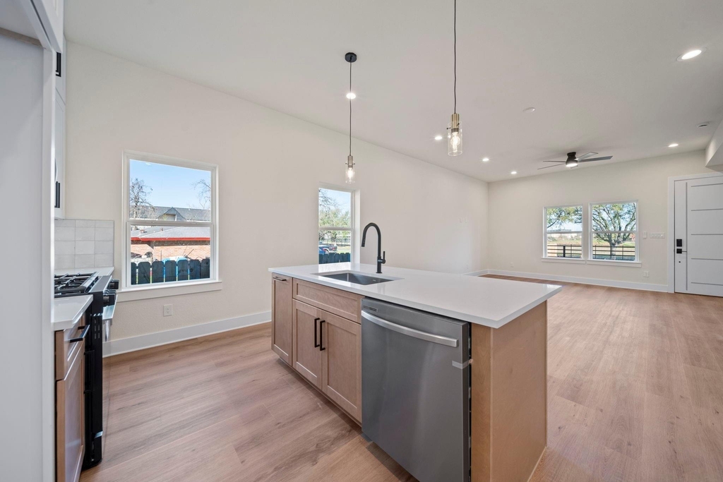234 E 39th Street - Photo 6