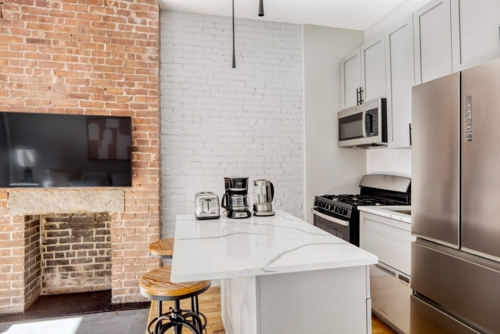 273 W 10th St - Photo 2