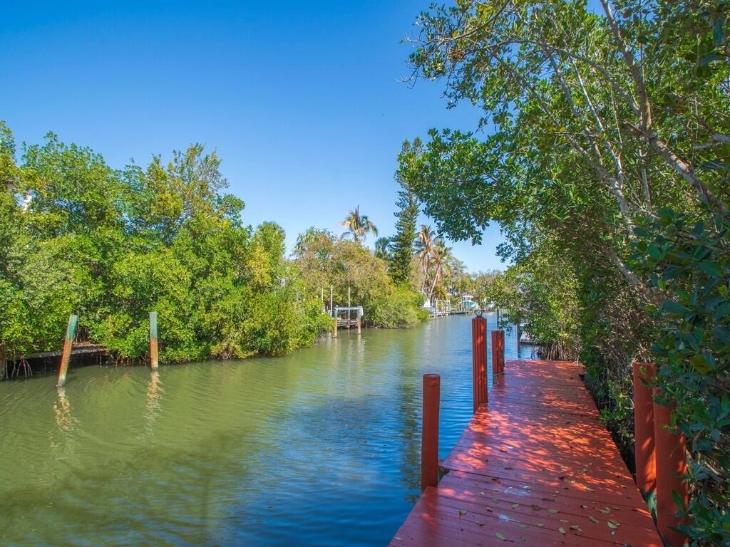 527 E Causeway Boulevard - Photo 23