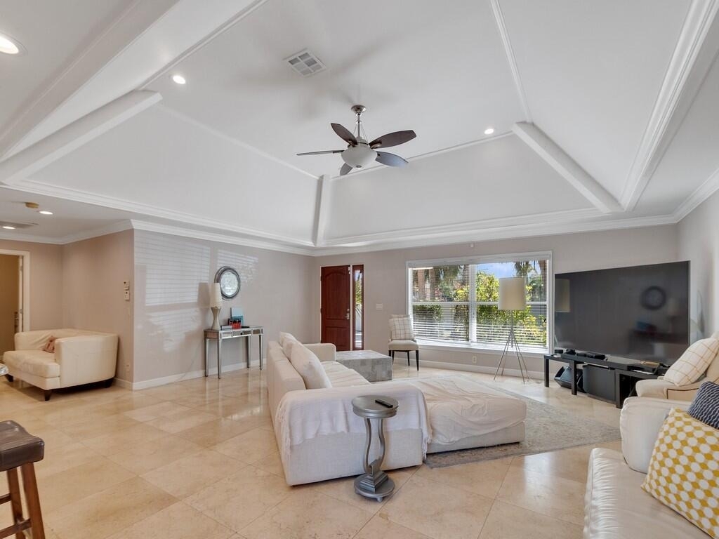 527 E Causeway Boulevard - Photo 3
