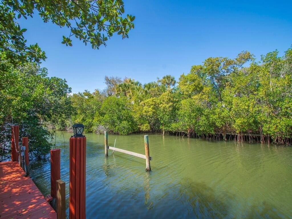 527 E Causeway Boulevard - Photo 24