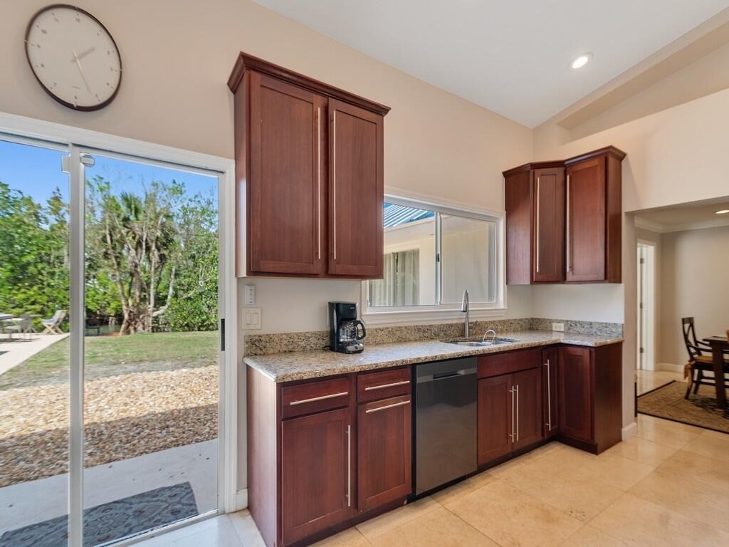 527 E Causeway Boulevard - Photo 6