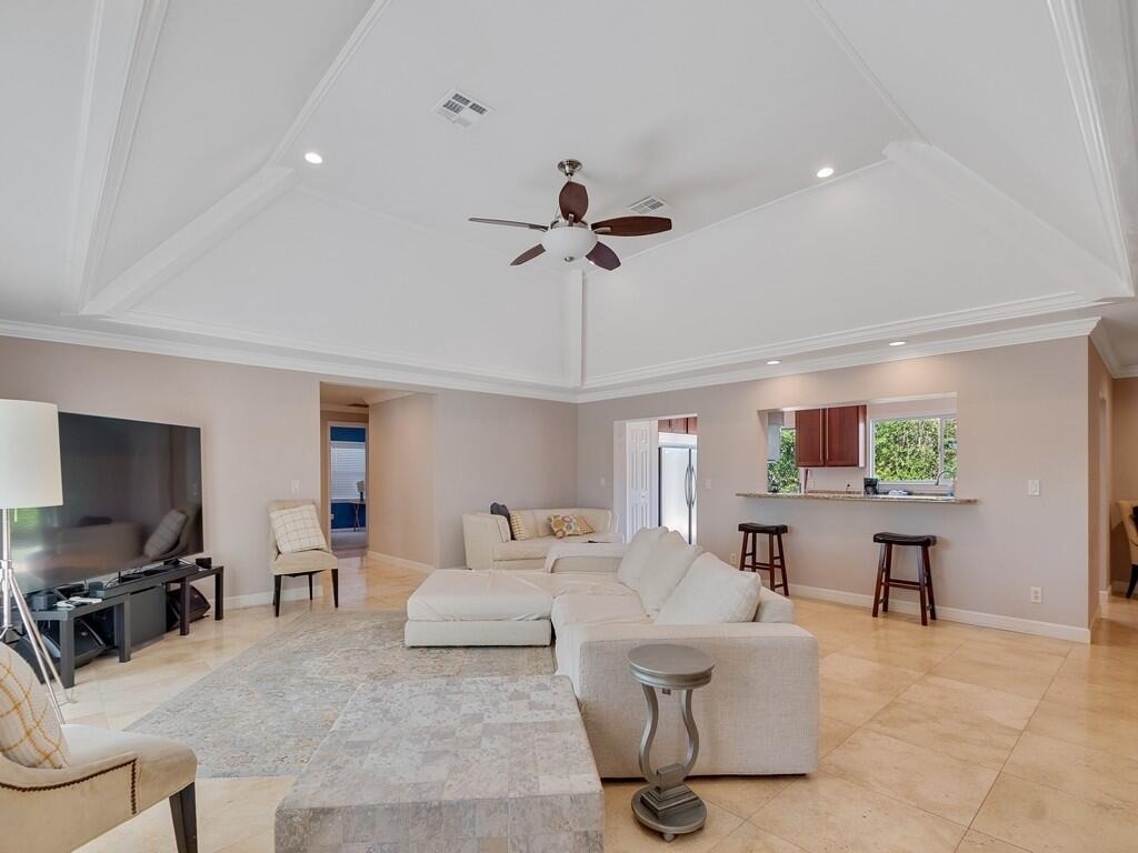 527 E Causeway Boulevard - Photo 1