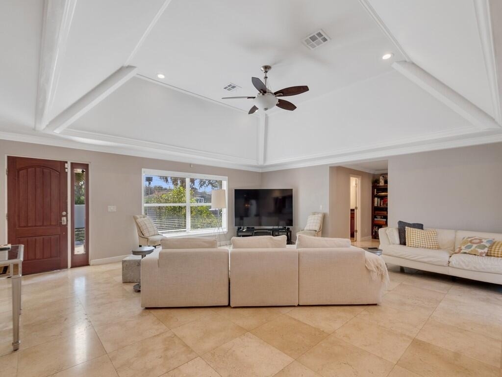 527 E Causeway Boulevard - Photo 2