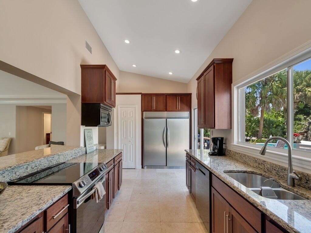527 E Causeway Boulevard - Photo 8