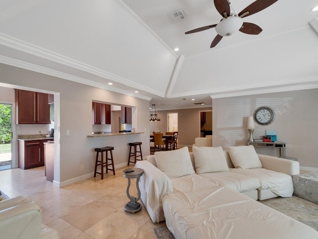 527 E Causeway Boulevard - Photo 4