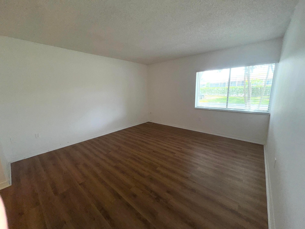 701 N Pine Island Road - Photo 3