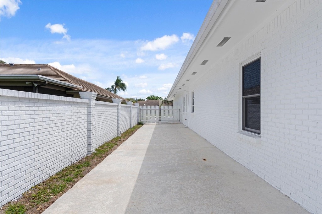 9010 Gardens Glen Circle - Photo 39