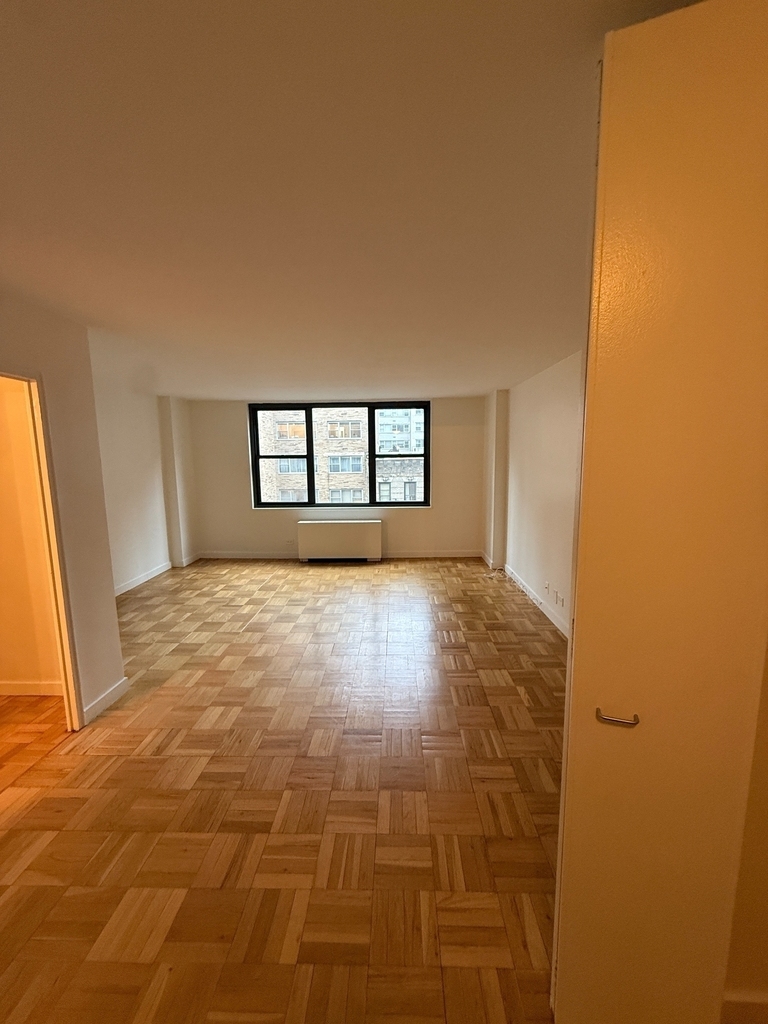 East 49th Street - Photo 0