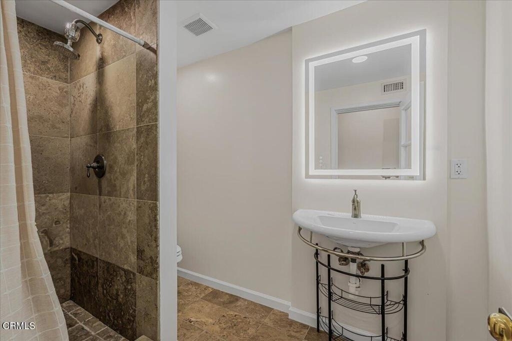 13902 Calvert Street - Photo 20