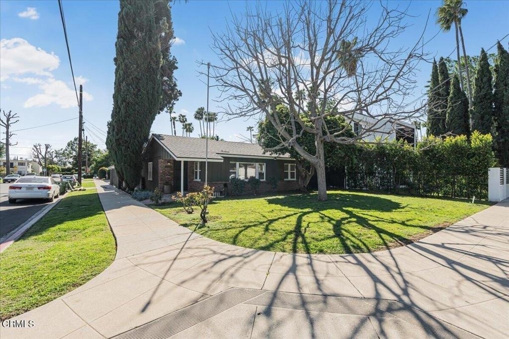 13902 Calvert Street - Photo 0