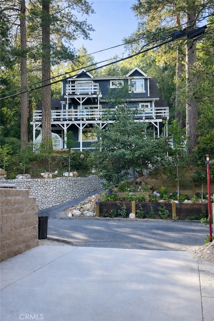 27313 Pinewood - Photo 1