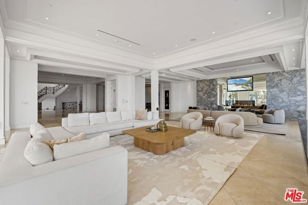 360 Trousdale Place - Photo 1