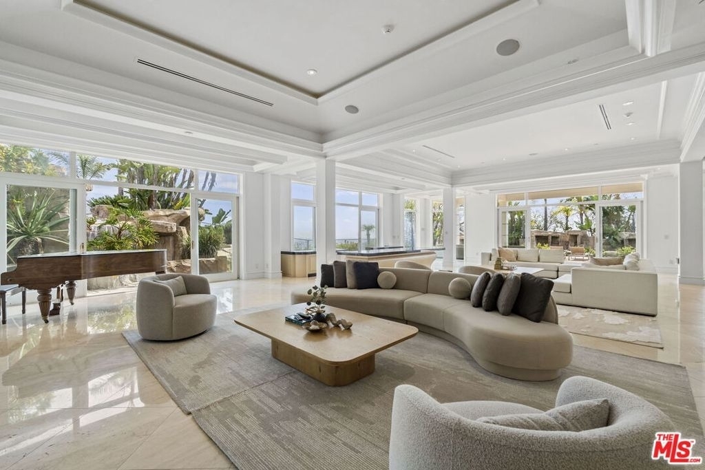 360 Trousdale Place - Photo 0