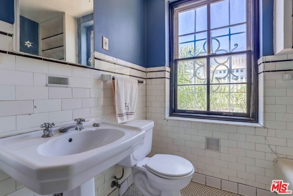 642 S Bronson Avenue - Photo 50