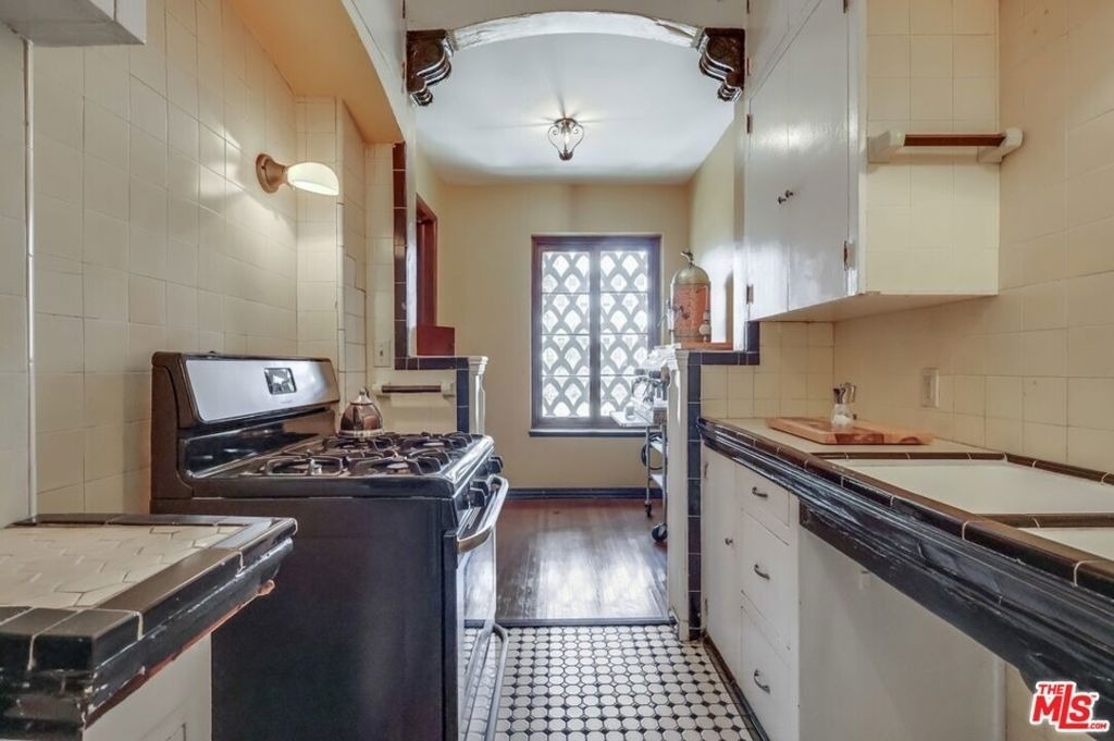 642 S Bronson Avenue - Photo 20