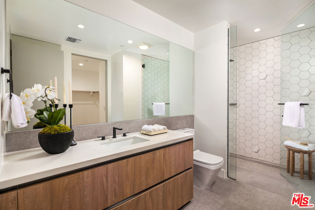 725 N Croft Avenue - Photo 34